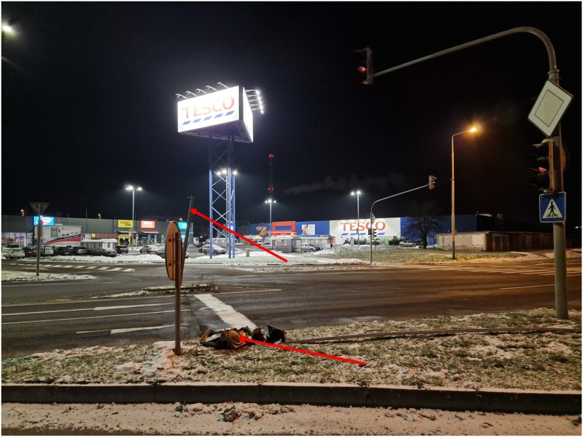 Zničený semafor na križovatke pri OC Tesco