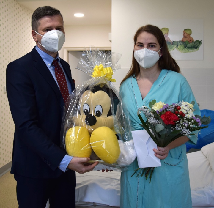 Primátor mesta navštívil Annu, mamičku prvého bábätka narodeného v roku 2023 v humenskej nemocnici
