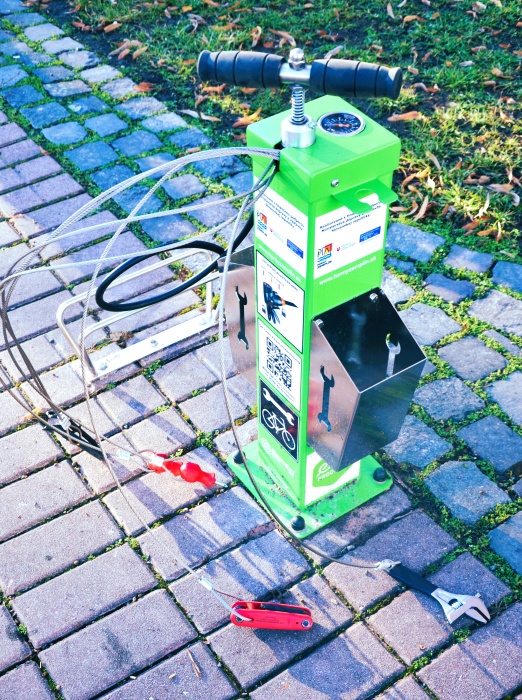 Servisný stojan na bicykle s náradím a pumpou