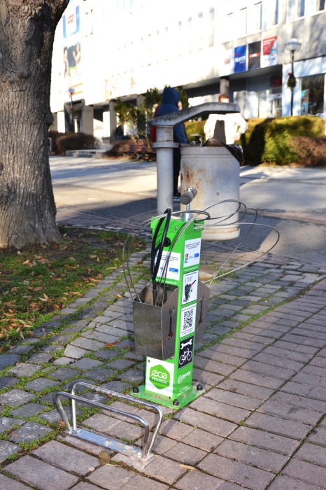 Servisný stojan na bicykle s náradím a pumpou