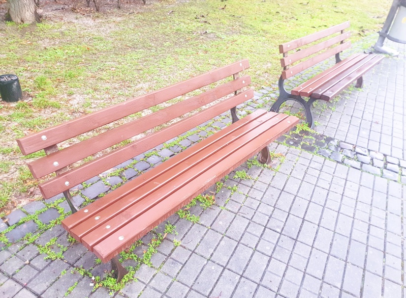 Obnovené lavičky na Námestí slobody (participatívny rozpočet mesta Humenné 2022)