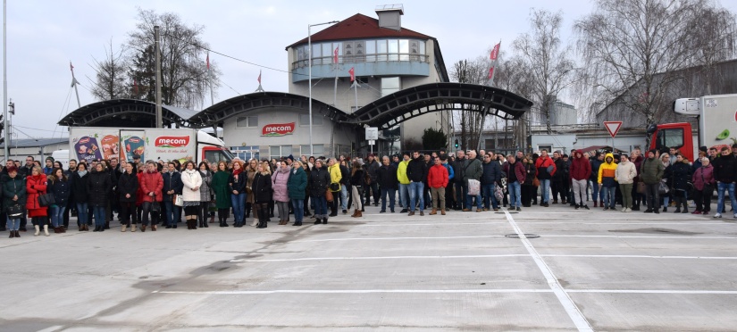 Zamestnanci mäsokombinátu parkujú na novom parkovisku