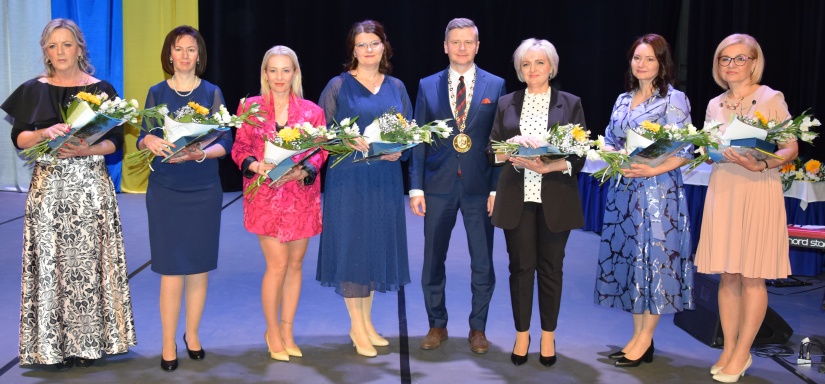 Ocenené učiteľky základných škôl s primátorom mesta Milošom Meričkom