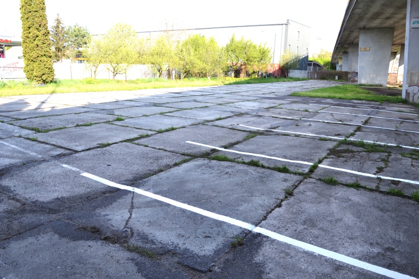27 nových parkovacích miest pod nadjazdom