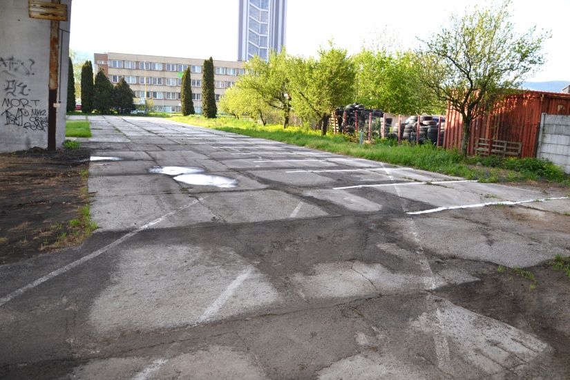 27 nových parkovacích miest pod nadjazdom