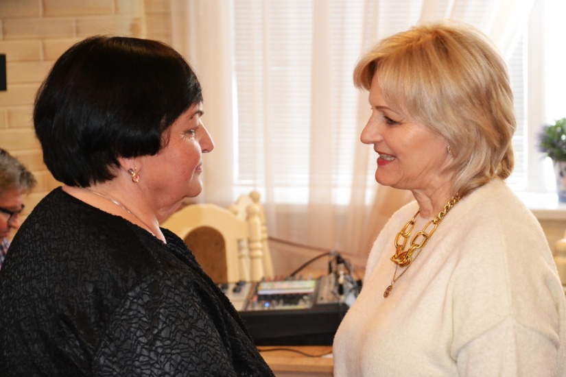 Krst dvojzbierky Viery Čurmovej "Na krídlach anjela. Kvapôčky šťastia"