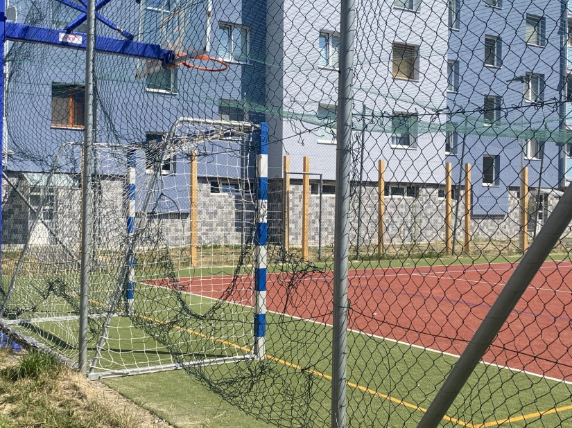 Sídlisko pod Sokolejom (zničené oplotenie)