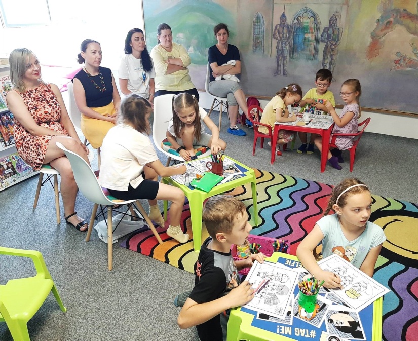 O troch prasiatkach... čítanie, kreslenie a hranie v knižnici