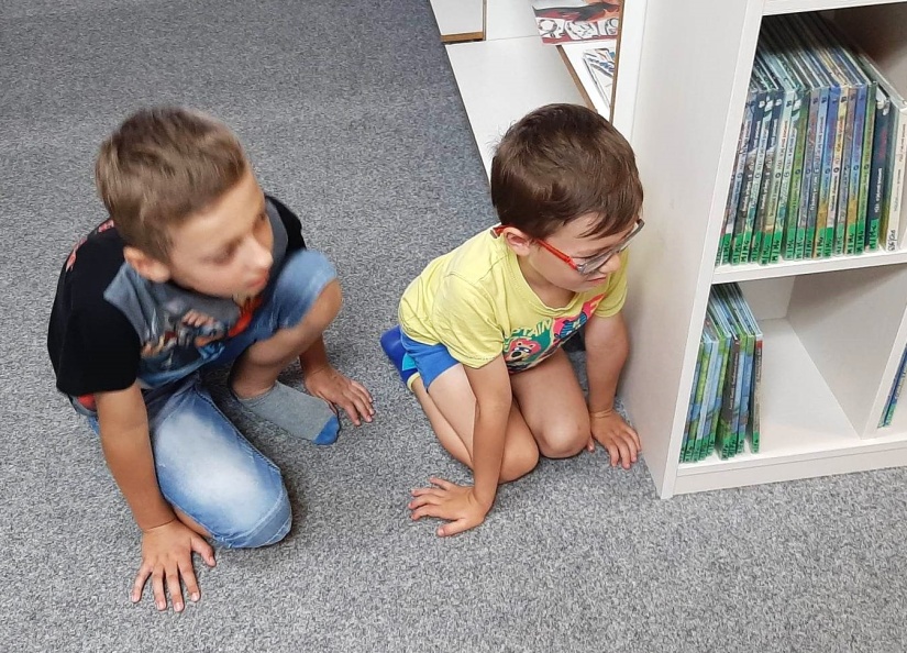 O troch prasiatkach... čítanie, kreslenie a hranie v knižnici