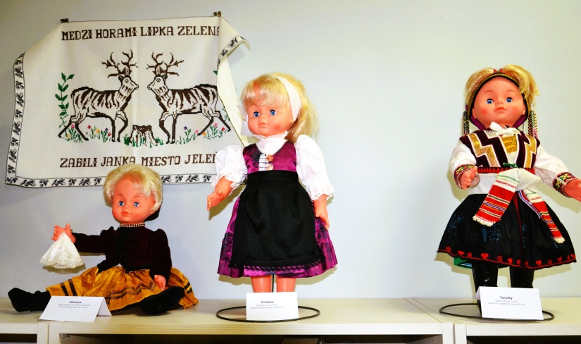 Výstava "Čaro krojovaných bábik"