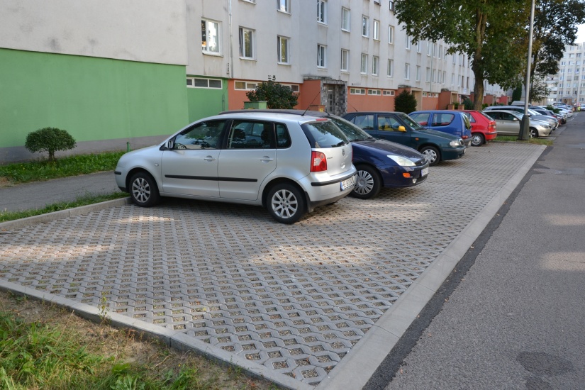 18 STAVEBNÝCH OBJEKTOV – spevnené plochy, medzigaráže, chodníky, stojiská...