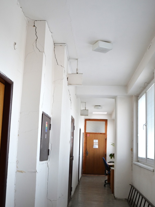 Zemetrasenie uzavrelo 5. poschodie MsÚ Humenné