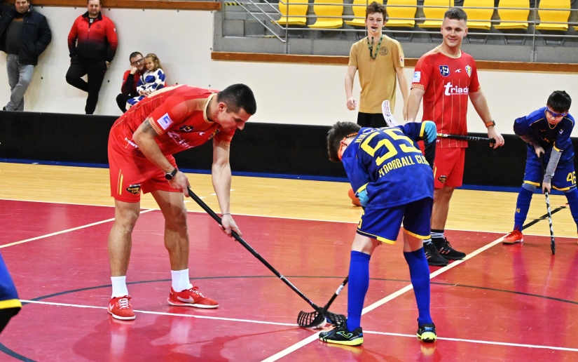 Priateľský florbalový zápas: mladší žiaci FBK Humenné - muži FK Humenné
