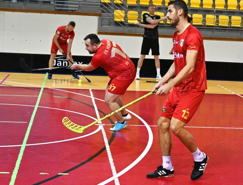 Priateľský florbalový zápas: mladší žiaci FBK Humenné - muži FK Humenné