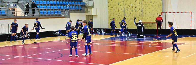 Priateľský florbalový zápas: mladší žiaci FBK Humenné - muži FK Humenné