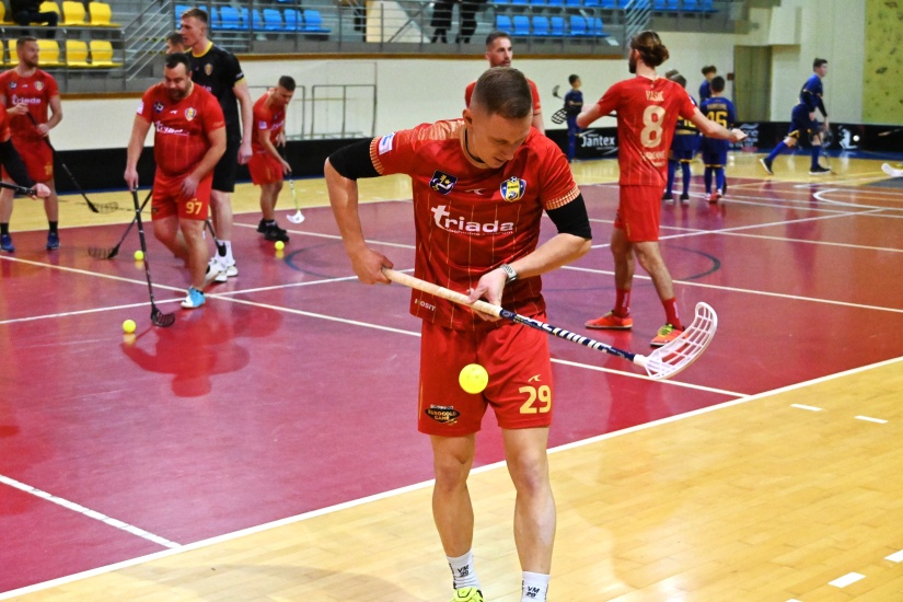Priateľský florbalový zápas: mladší žiaci FBK Humenné - muži FK Humenné