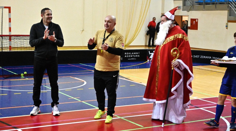 Priateľský florbalový zápas: mladší žiaci FBK Humenné - muži FK Humenné