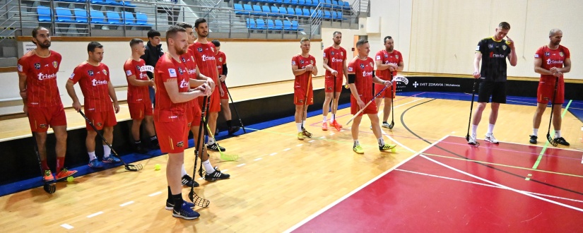 Priateľský florbalový zápas: mladší žiaci FBK Humenné - muži FK Humenné