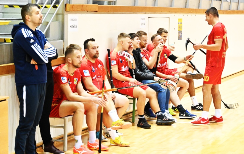 Priateľský florbalový zápas: mladší žiaci FBK Humenné - muži FK Humenné