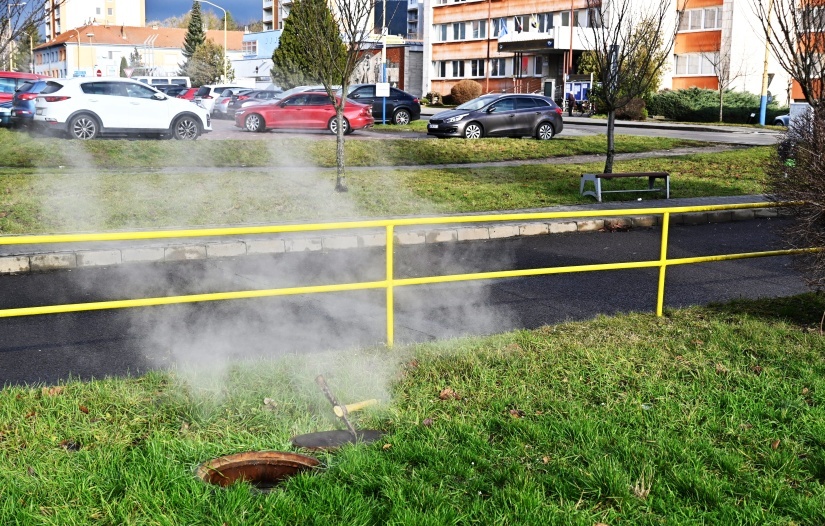 Havária horúcovodu pri autobusovej zastávke Hviezda