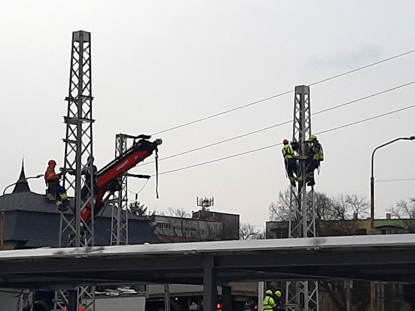Železničná stanica (február)... foto 4 (trakčné stožiare)