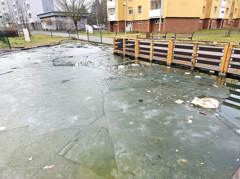 Prírodné jazierko na sídlisku (zničené oplotenie)