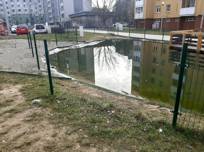 Prírodné jazierko na sídlisku (zničené oplotenie)