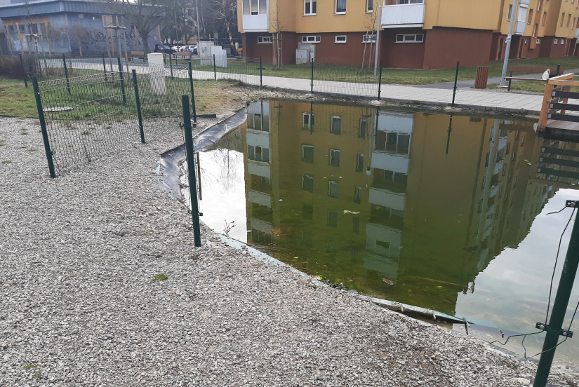 Prírodné jazierko na sídlisku (zničené oplotenie)