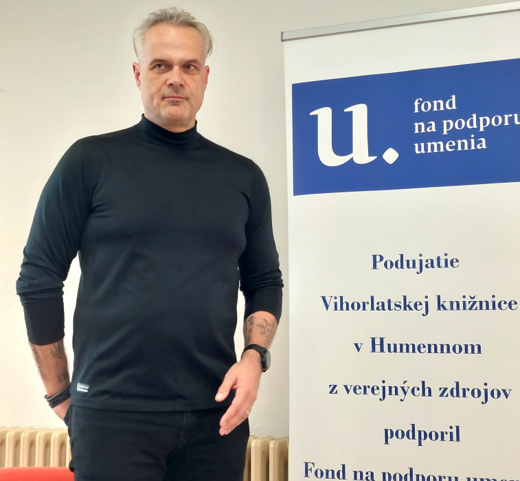 Jaro Slávik na besede vo Vihorlatskej knižnici