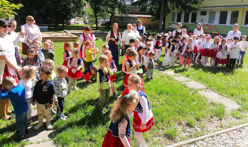 Stavanie mája v MŠ Dargovských hrdinov