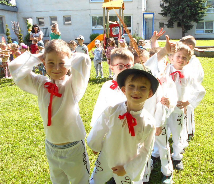 Stavanie mája v MŠ Třebíčska