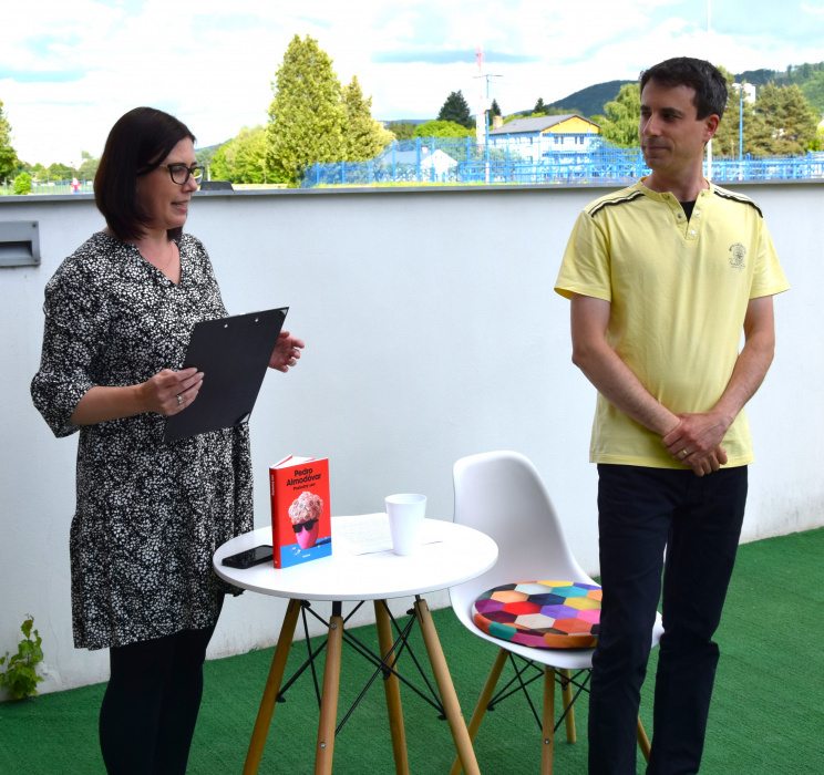 Noc literatúry v Humennom 2024 na terase Vihorlatskej knižnice