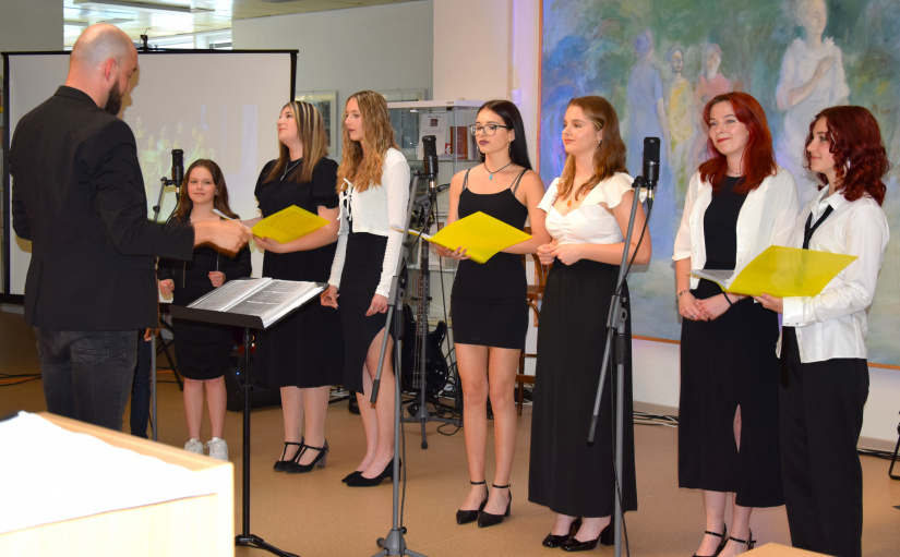 Koncert spevákov Via arto - Mládežnícky spevácky zbor BELLA VOCE