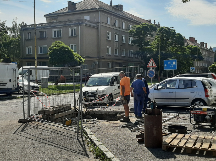 Havária horúcovodu - križovatka ulíc Nemocničná / 1. mája