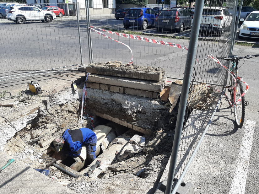 Havária horúcovodu - križovatka ulíc Nemocničná / 1. mája
