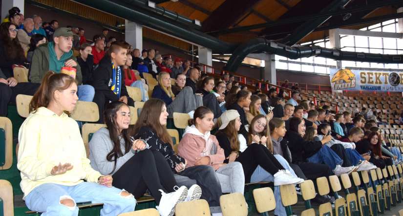 HC 19 Humenné - Slovensko "18" 10:2. Fandili školáci