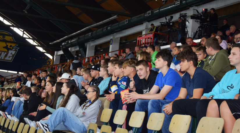 HC 19 Humenné - Slovensko "18" 10:2. Fandili školáci