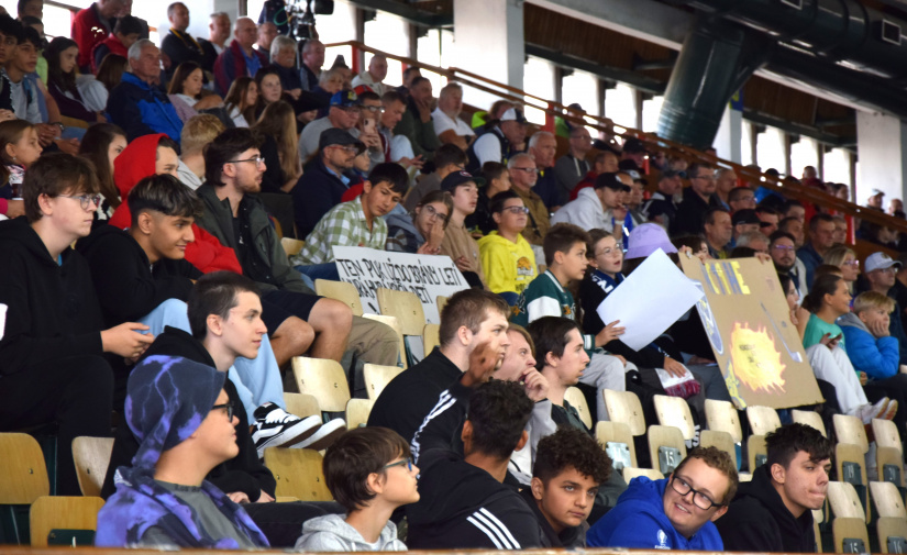 HC 19 Humenné - Slovensko "18" 10:2. Fandili školáci