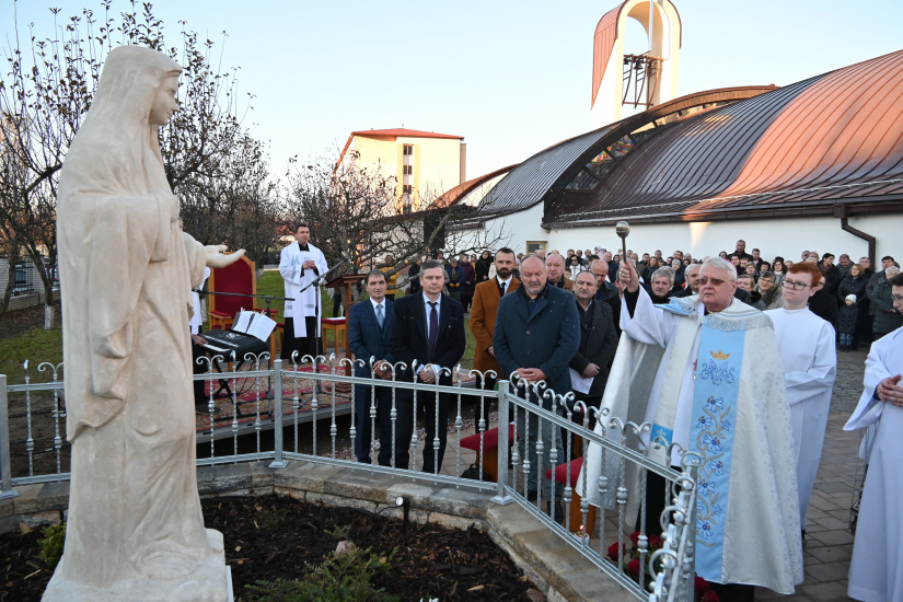 Požehnanie sochy Panny Márie - farnosť Sťatia sv. Jána Krstiteľa