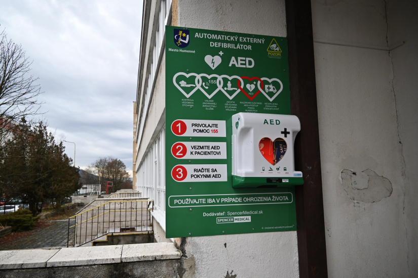 V Humennom pribudlo 6 AED defibrilátorov