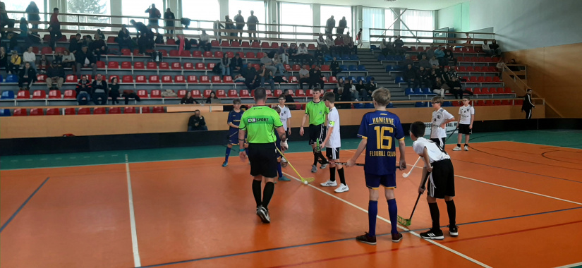 Florbal žiaci - mladší v Snine, starší doma v Humennom)