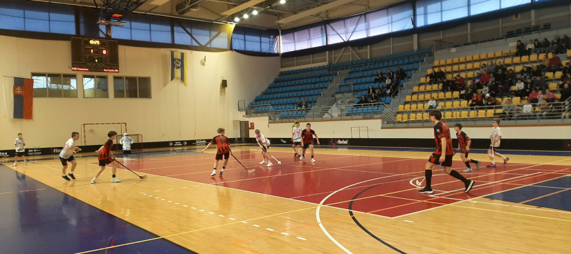 Florbal žiaci - mladší v Snine, starší doma v Humennom)