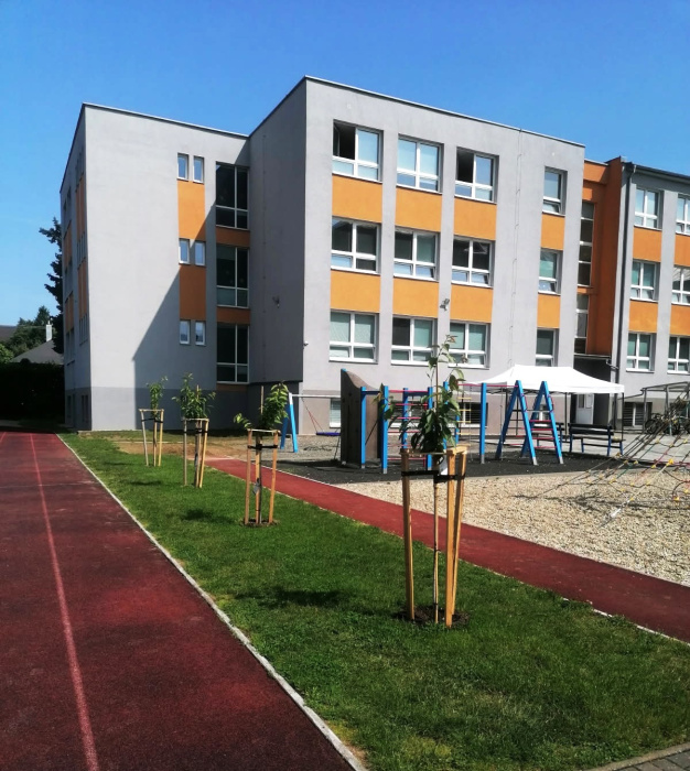 SLOVENSKÝ REKORD reťaze z vyfúknutých vajíčok SADÍ STROMY