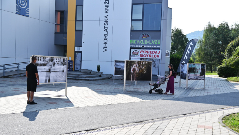 FOTOpotulky 2025: Námestie V. – panelové fotografie pred knižnicou