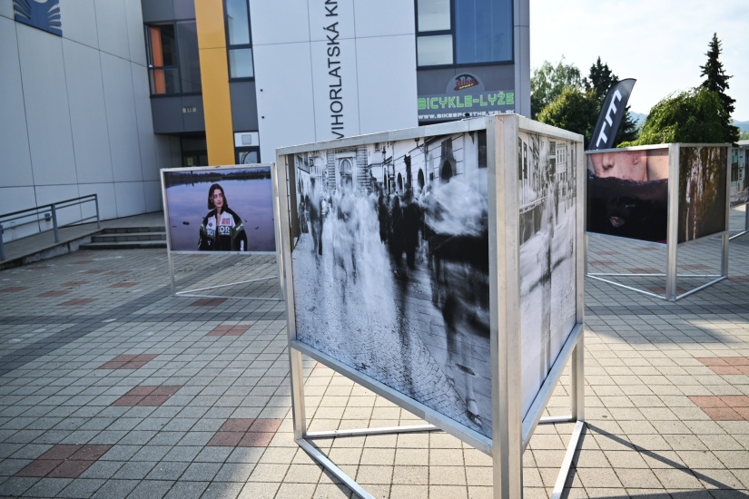 FOTOpotulky 2025: Námestie V. – panelové fotografie pred knižnicou