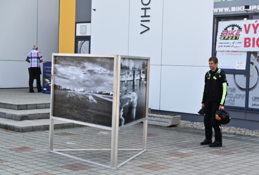 FOTOpotulky 2025: Námestie V. – panelové fotografie pred knižnicou