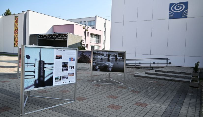 FOTOpotulky 2025: Námestie V. – panelové fotografie pred knižnicou
