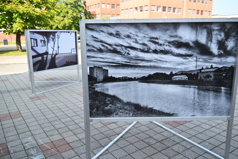FOTOpotulky 2025: Námestie V. – panelové fotografie pred knižnicou