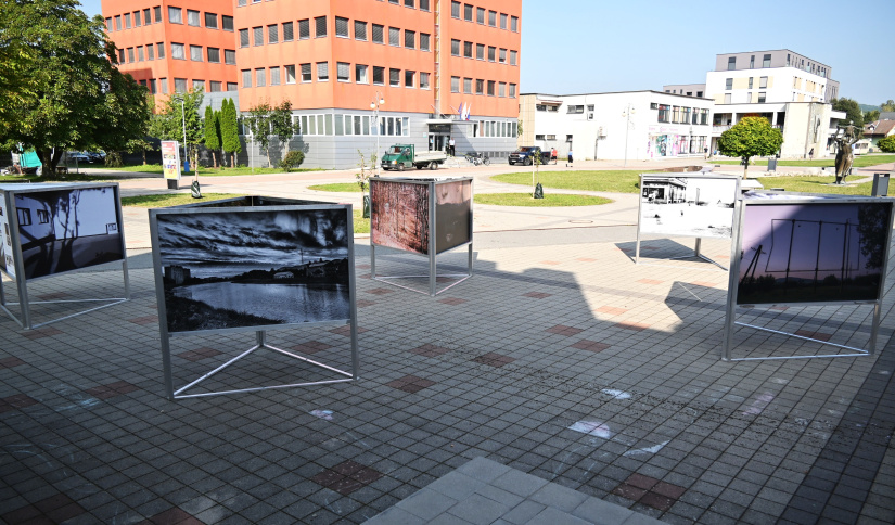 FOTOpotulky 2025: Námestie V. – panelové fotografie pred knižnicou