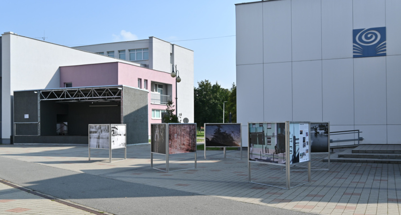 FOTOpotulky 2025: Námestie V. – panelové fotografie pred knižnicou